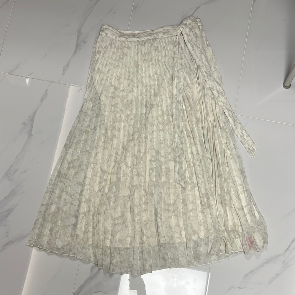 NWT Tahari Elegant Cream Floral Skirt